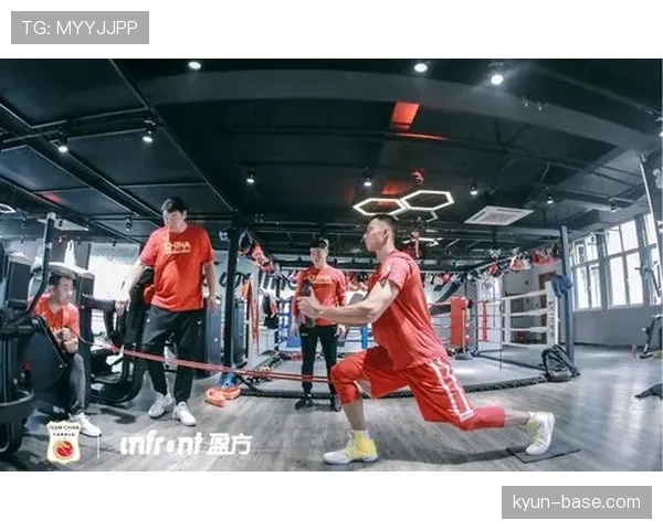 易建联训练完直接去接孩子放学，这反差谁懂啊